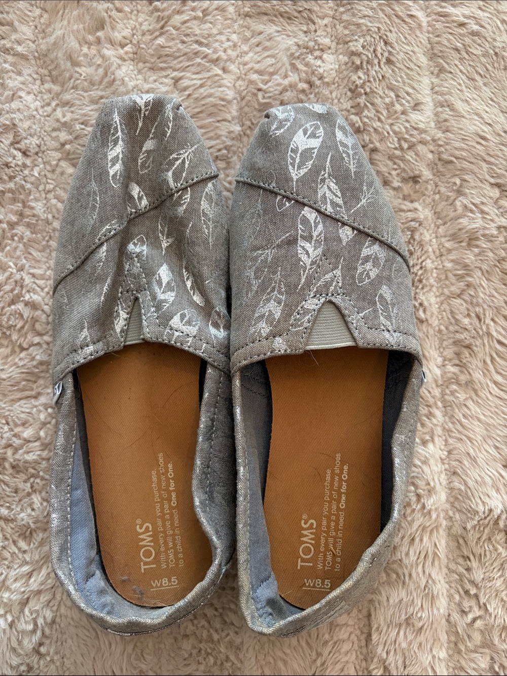 TOMS Women's Gray Feather Print Slip-On Canvas Shoes